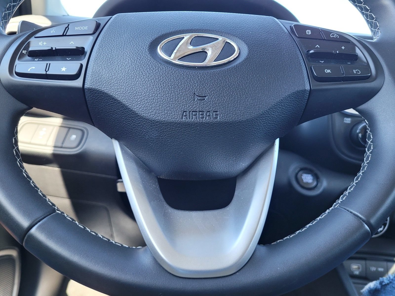 Certified 2025 Hyundai Venue SEL FWD image 32