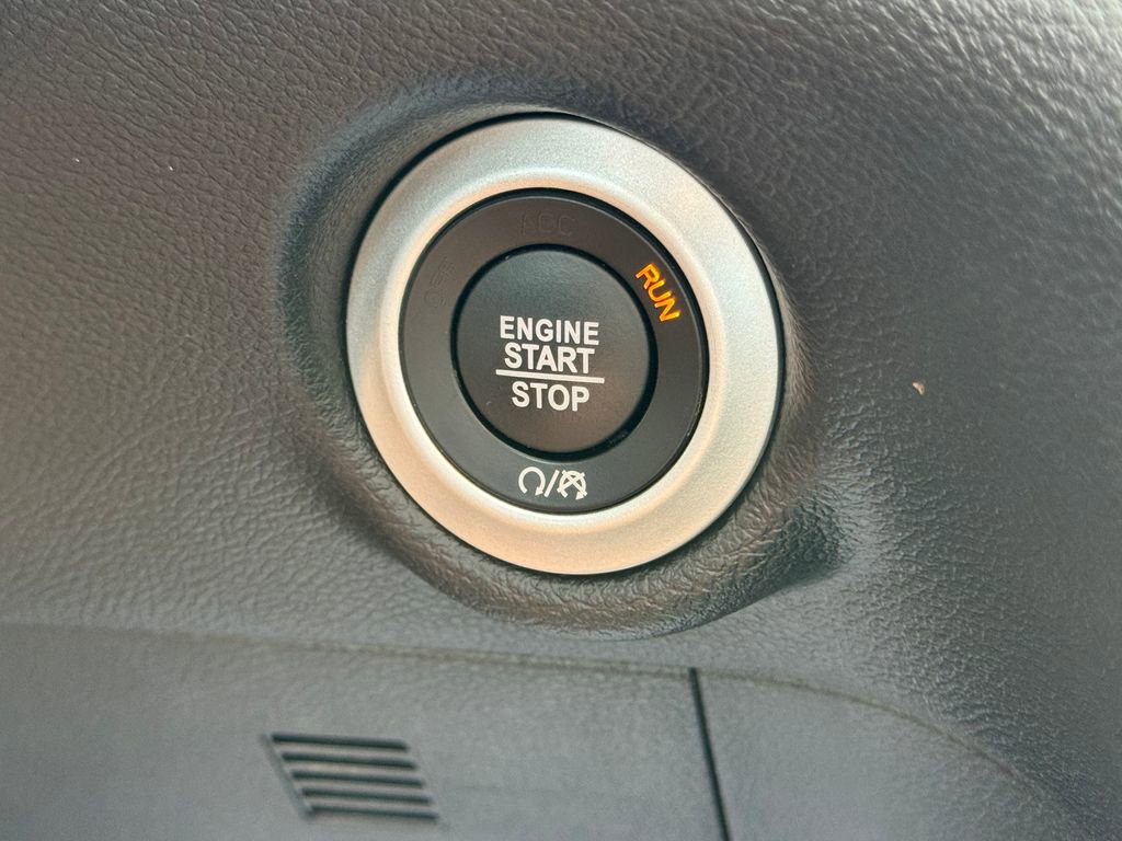 Used 2025 Chrysler Pacifica Select image 29