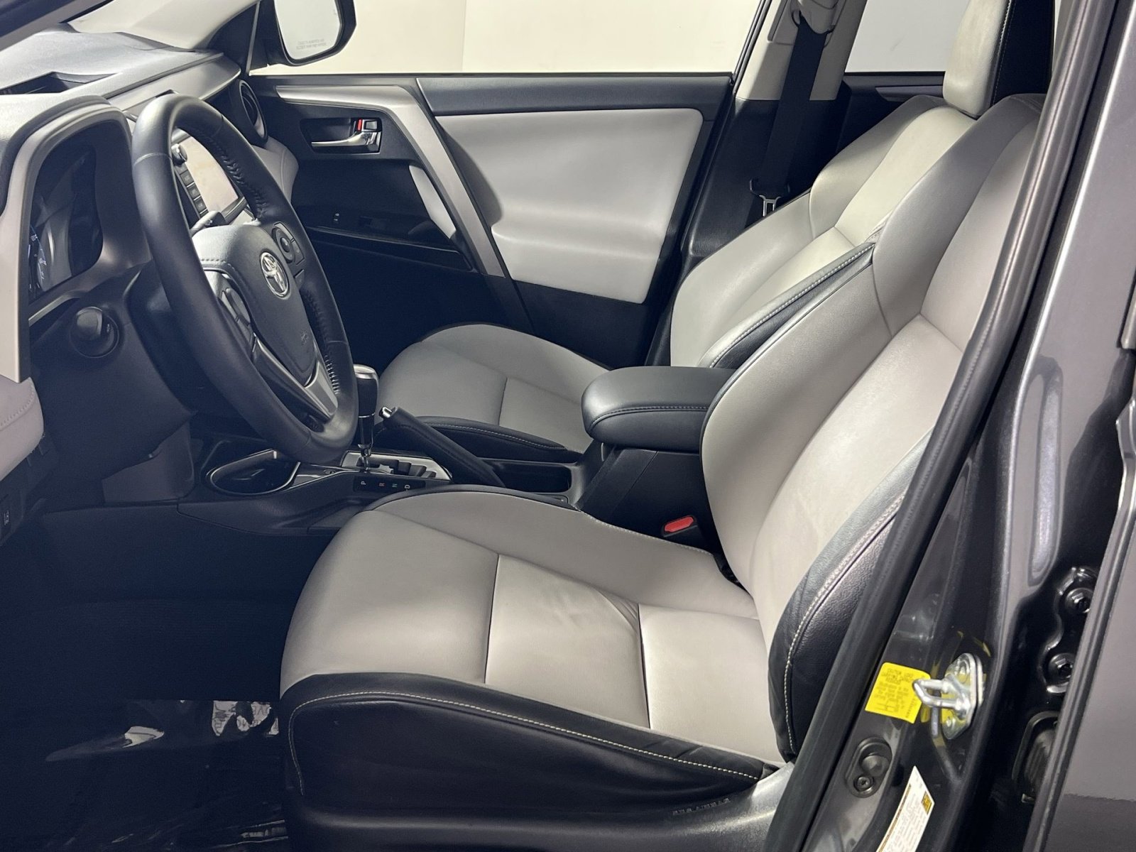 Used 2016 Toyota RAV4 Limited image 10