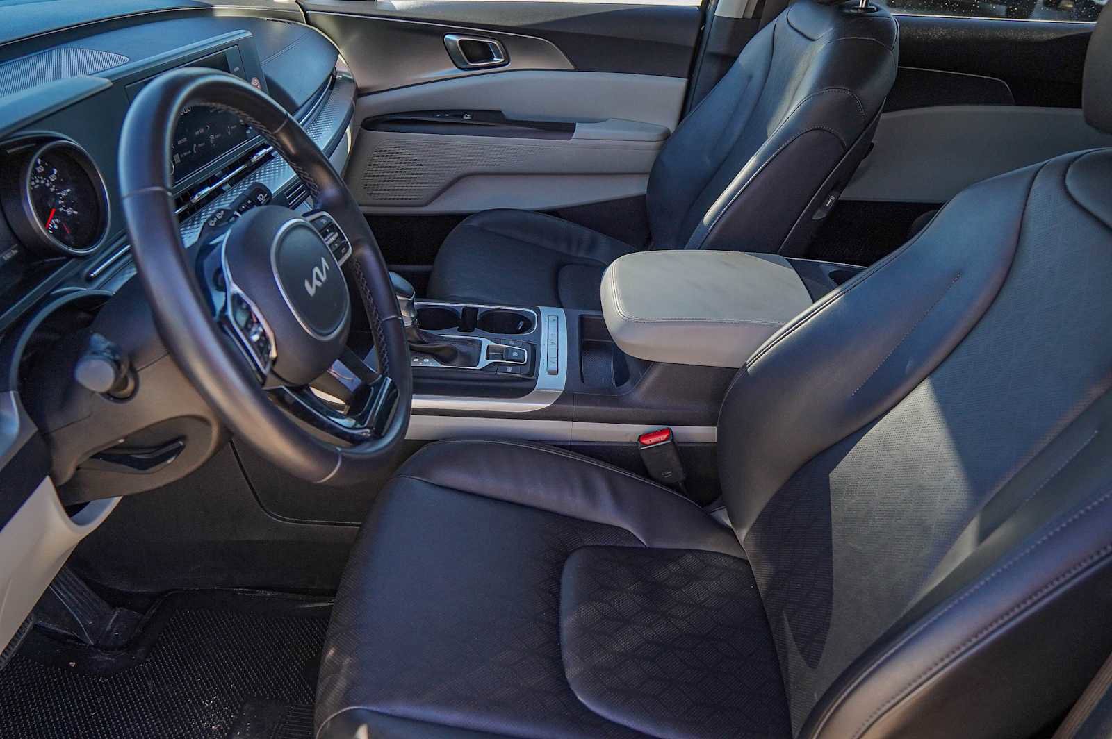 Certified 2024 Kia Carnival LX image 10