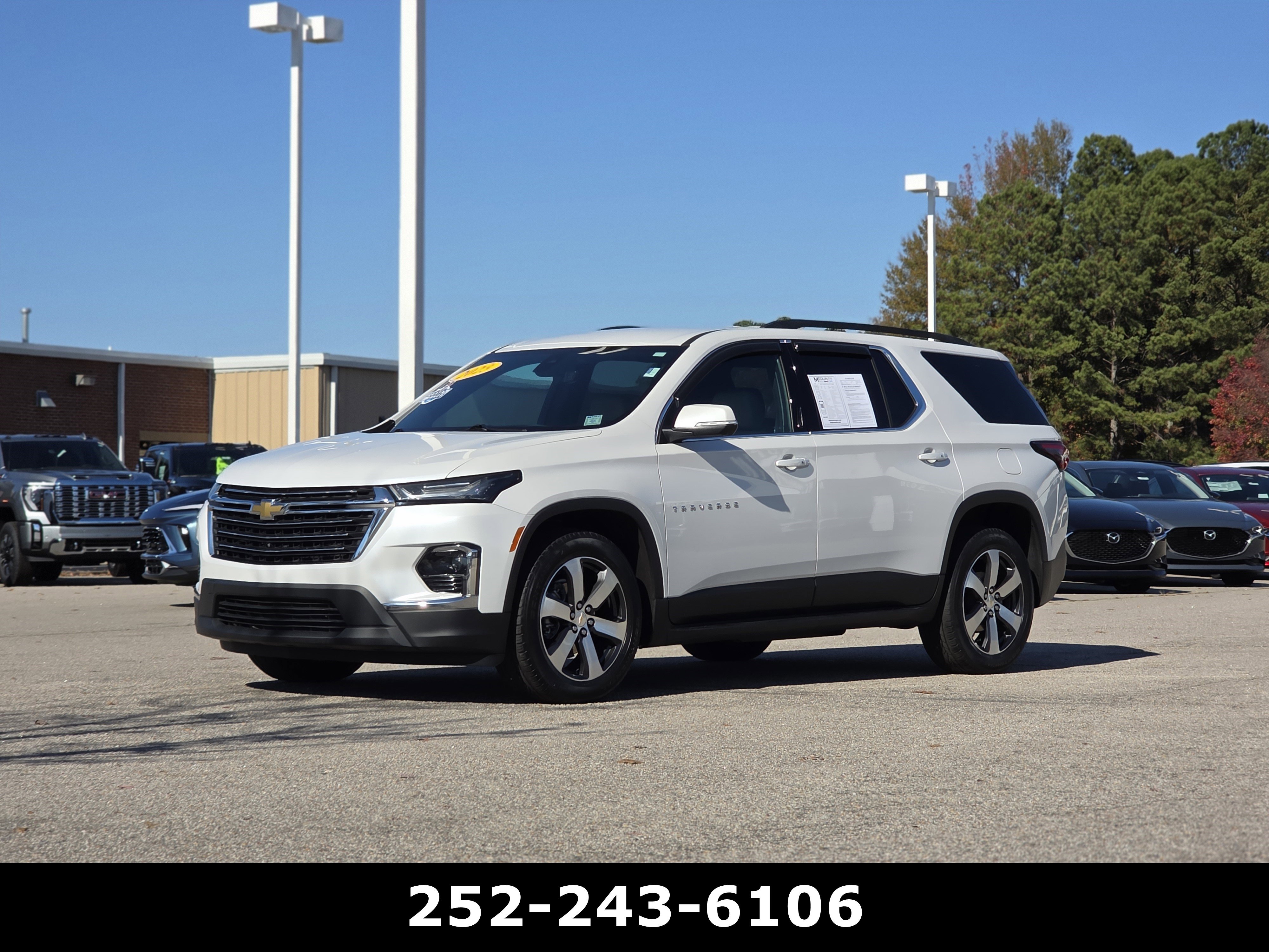 Used 2023 Chevrolet Traverse LT w/ LT Premium Package image 3