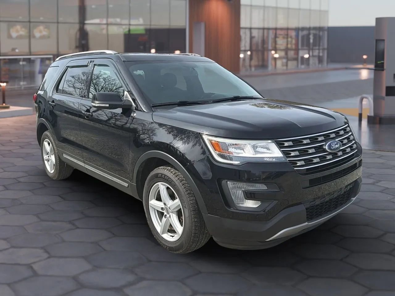 Used 2017 Ford Explorer XLT w/ Equipment Group 202A image 18