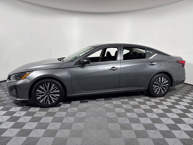 Used 2025 Nissan Altima 2.5 SV image 3