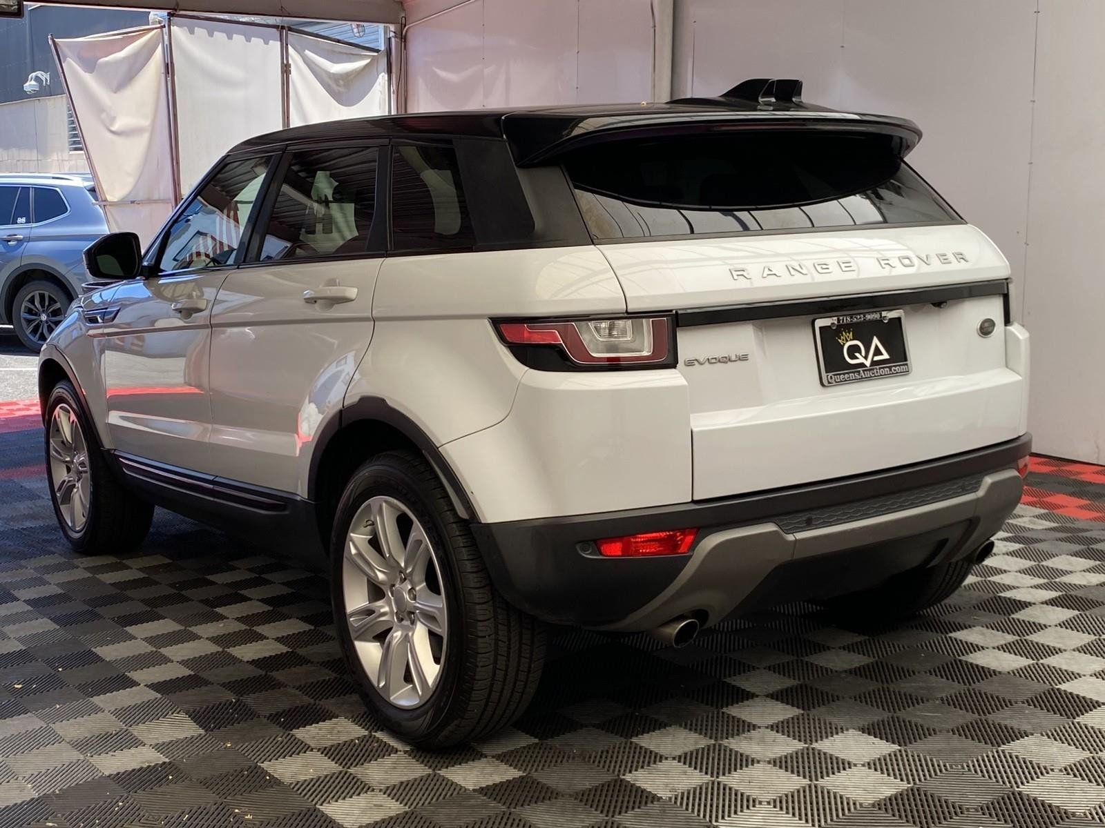 Used 2018 Land Rover Range Rover Evoque SE AWD/4WD image 4