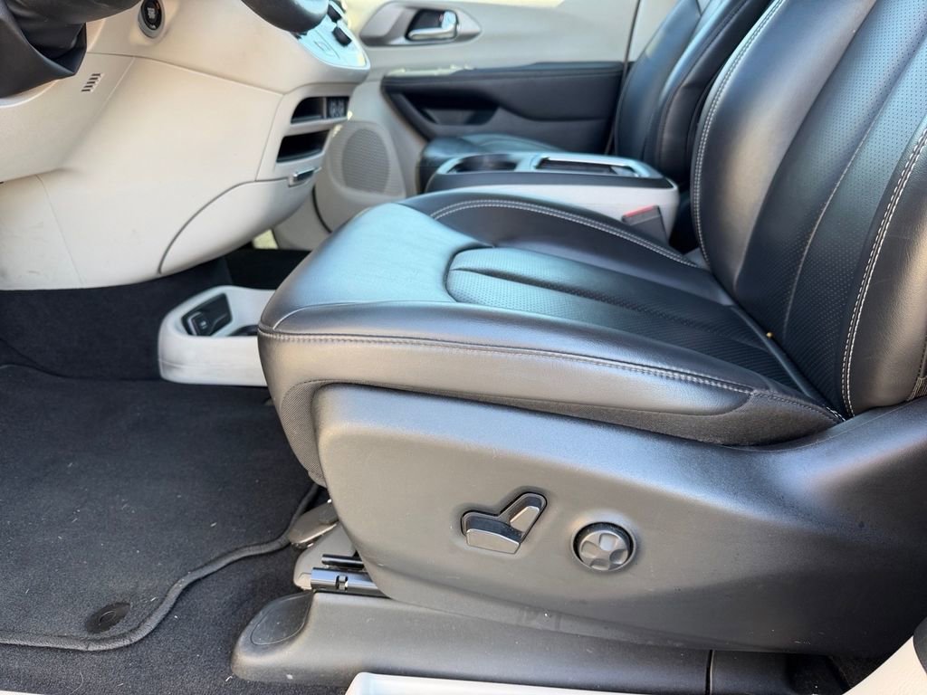 Used 2023 Chrysler Pacifica Touring-L image 11