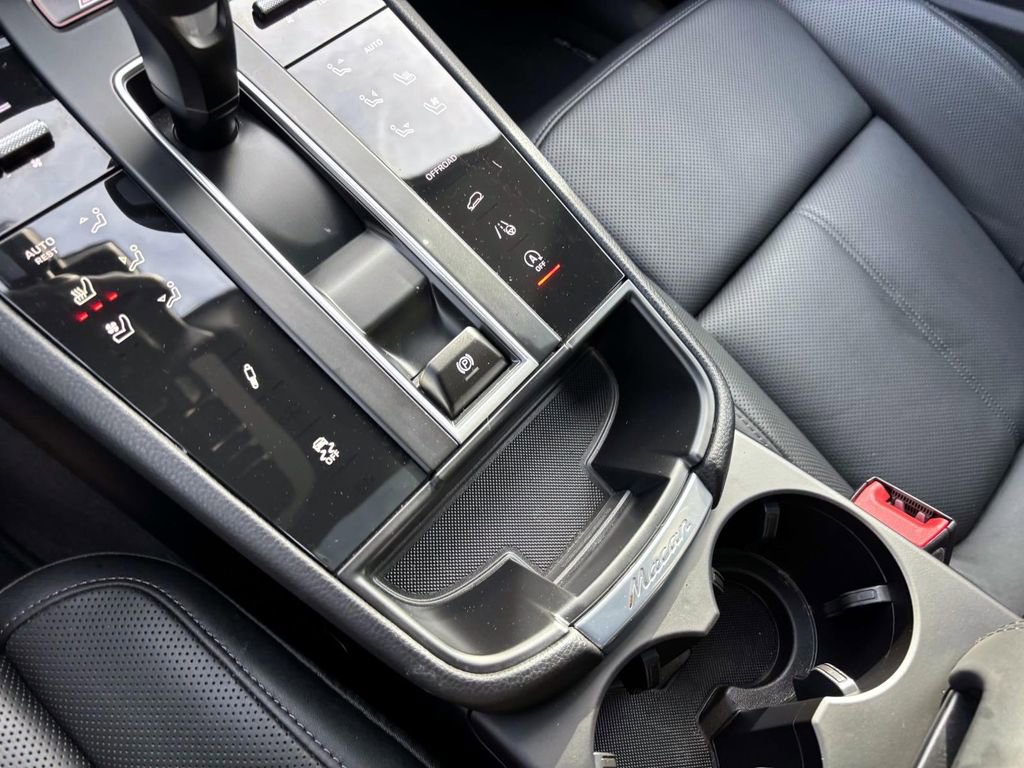 Used 2025 Porsche Macan Turbo image 34