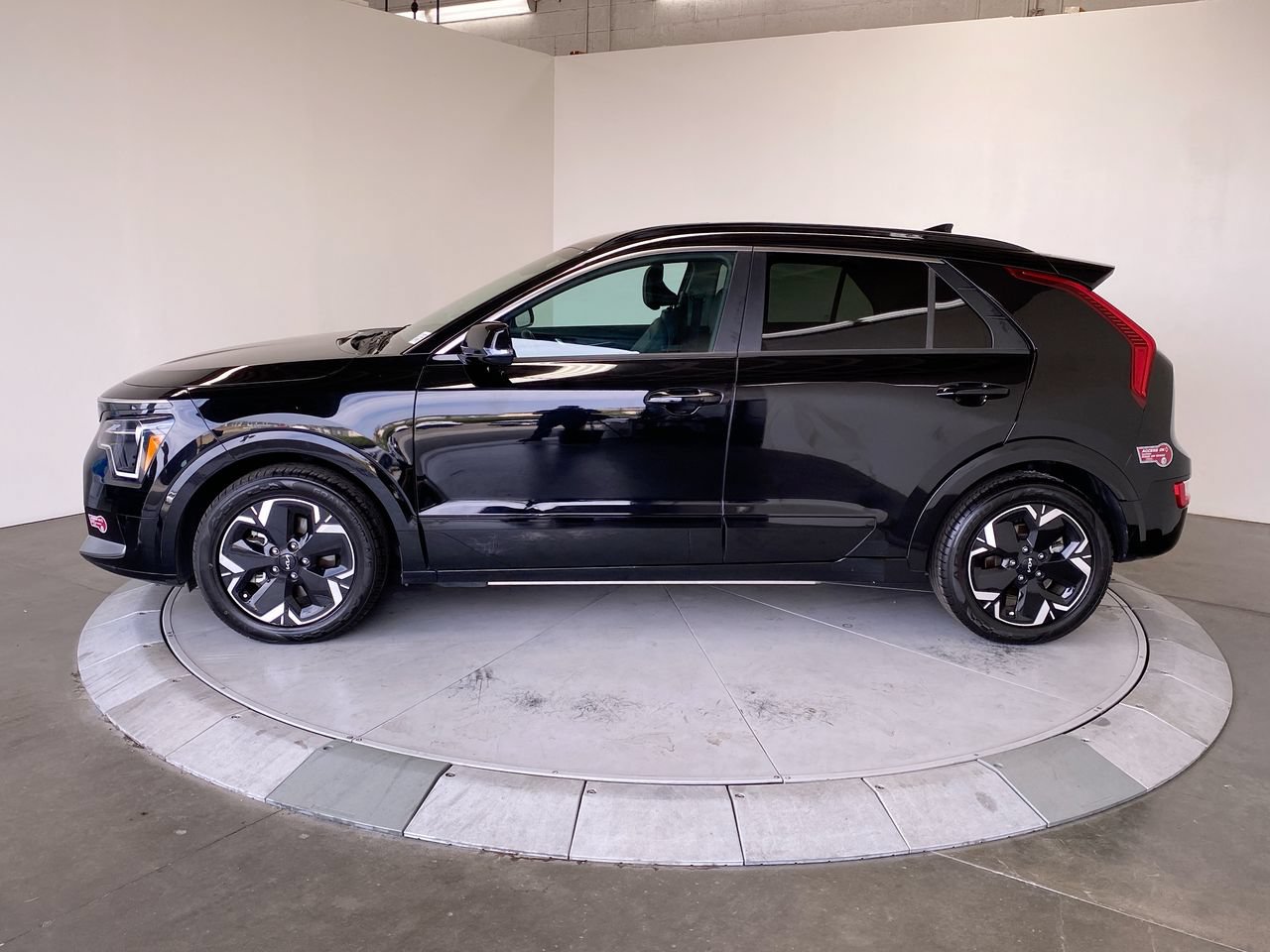 Certified 2023 Kia Niro Wind FWD image 2