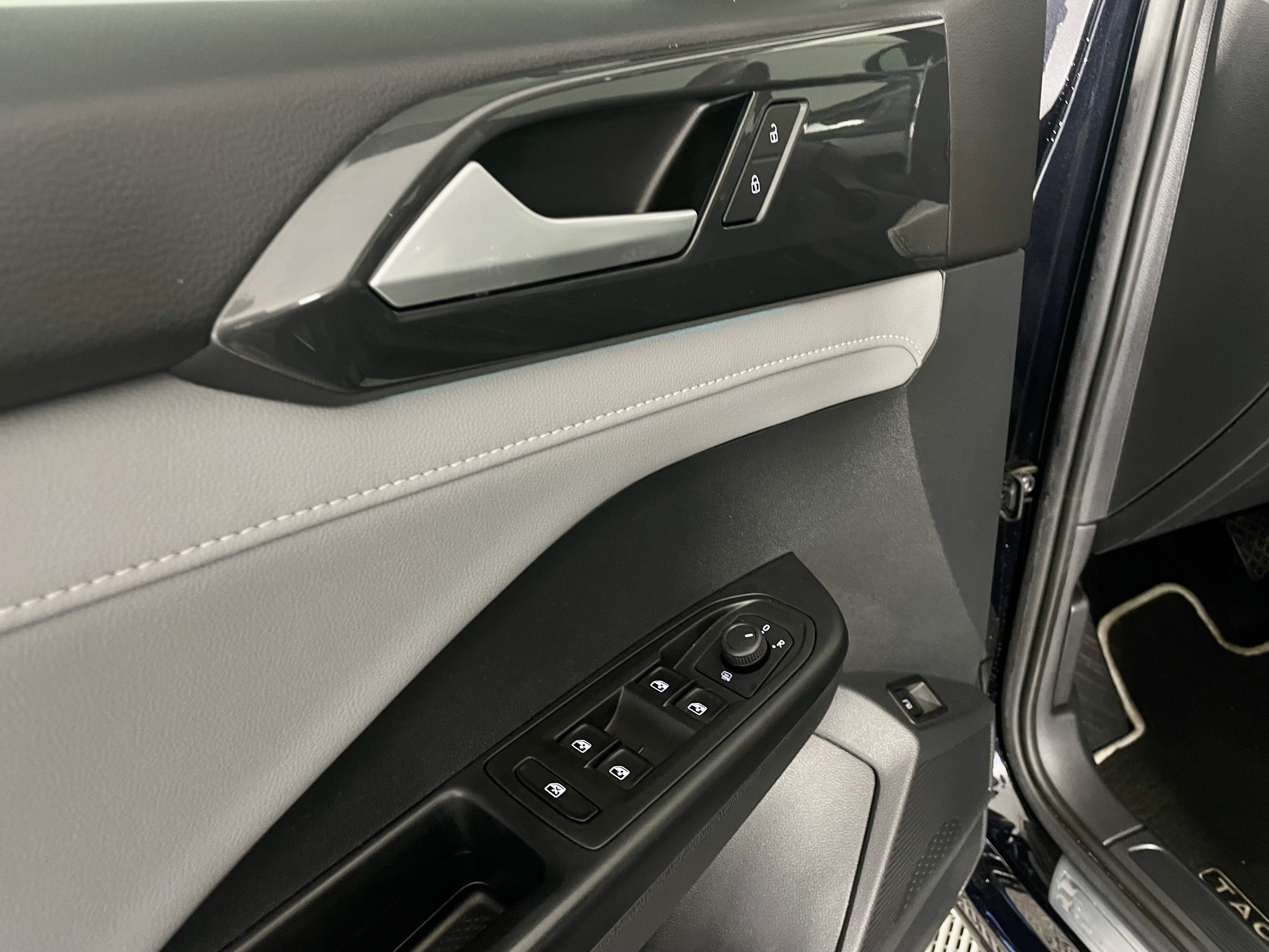 Used 2023 Volkswagen Taos SEL image 13