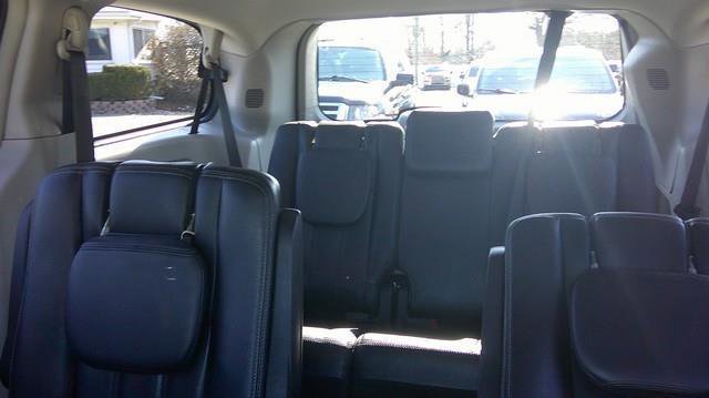 Used 2016 Chrysler Town & Country Touring FWD image 8