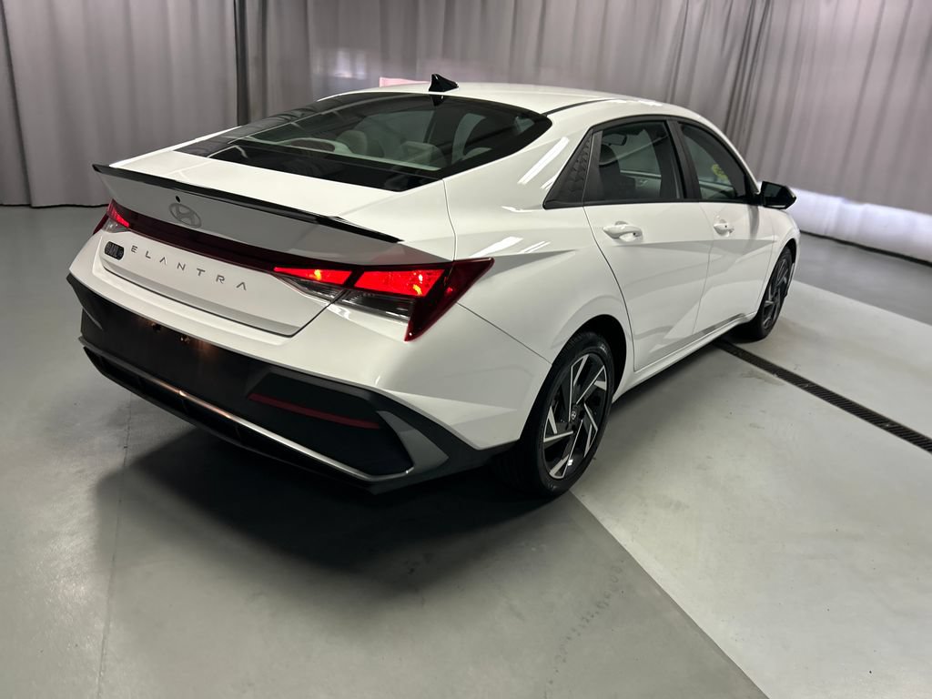 Used 2025 Hyundai Elantra Sport FWD image 7