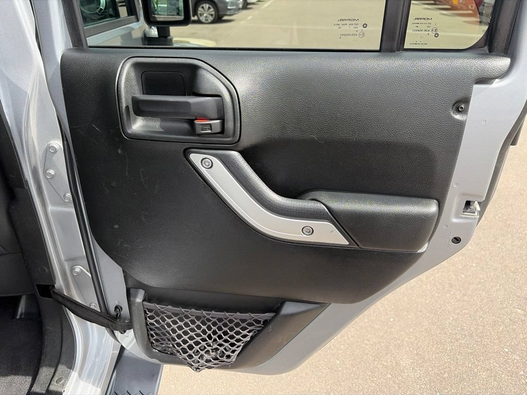 Used 2017 Jeep Wrangler Unlimited Sahara w/ Connectivity Group AWD/4WD image 16