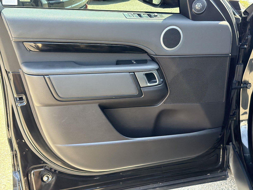 Used 2017 Land Rover Discovery SE AWD/4WD image 22
