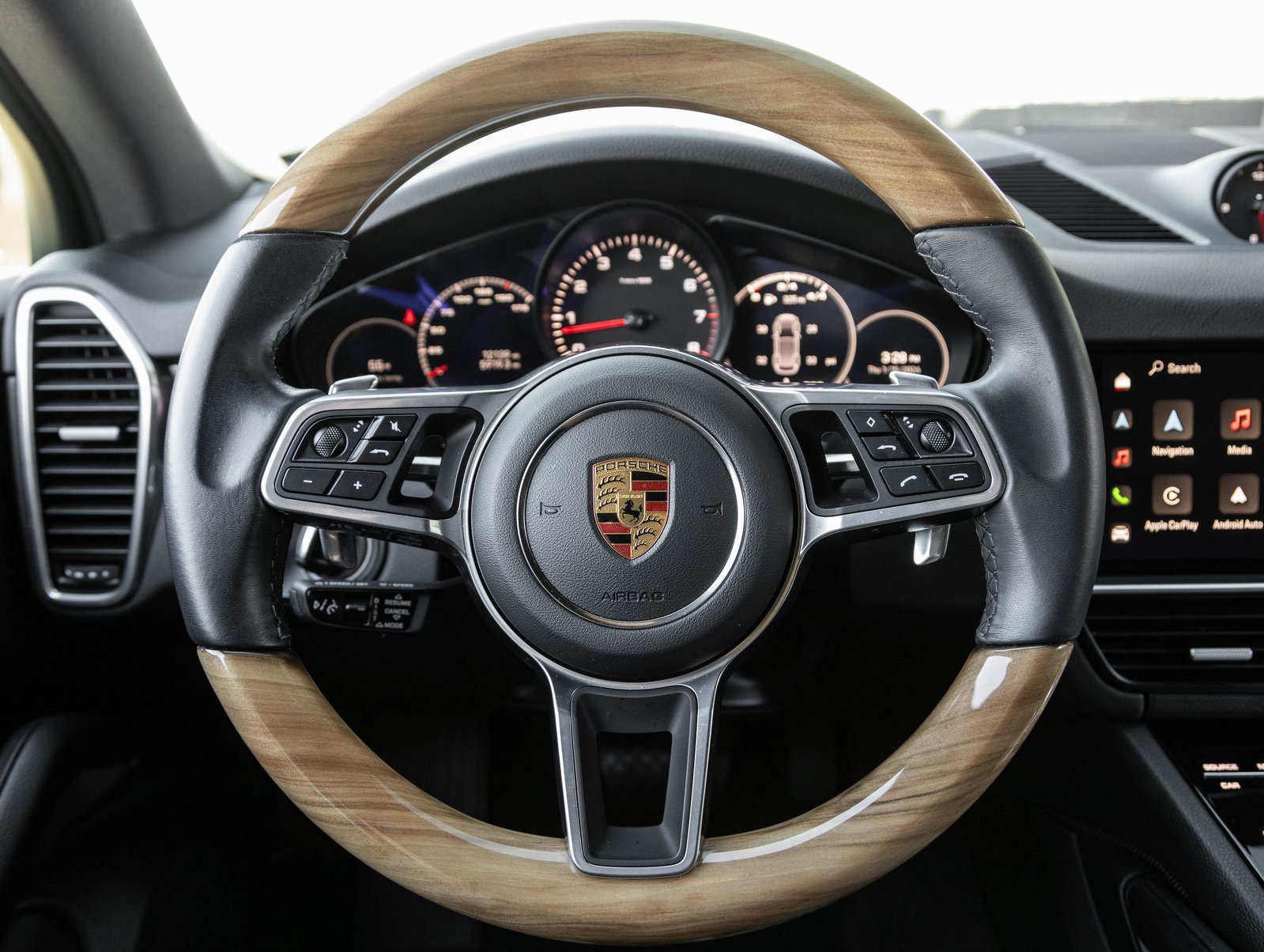 Certified 2023 Porsche Cayenne Platinum Edition image 13