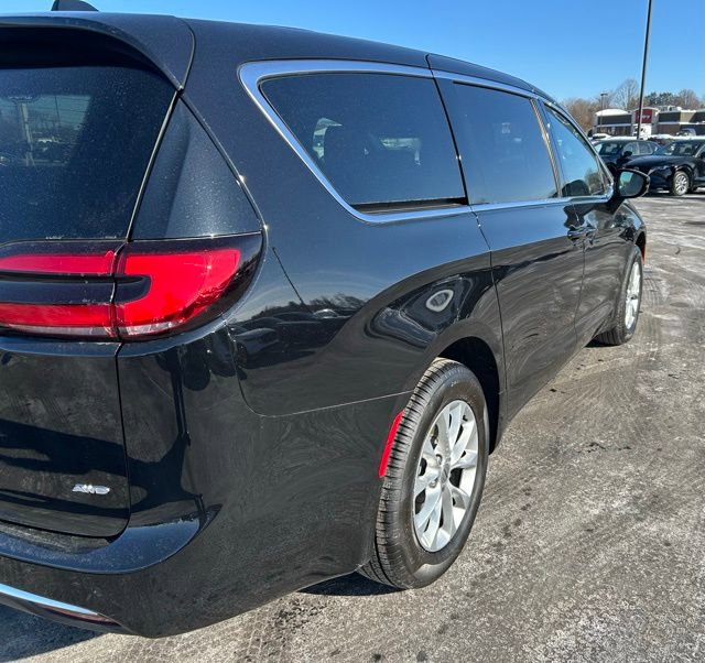 Used 2025 Chrysler Pacifica Select image 5