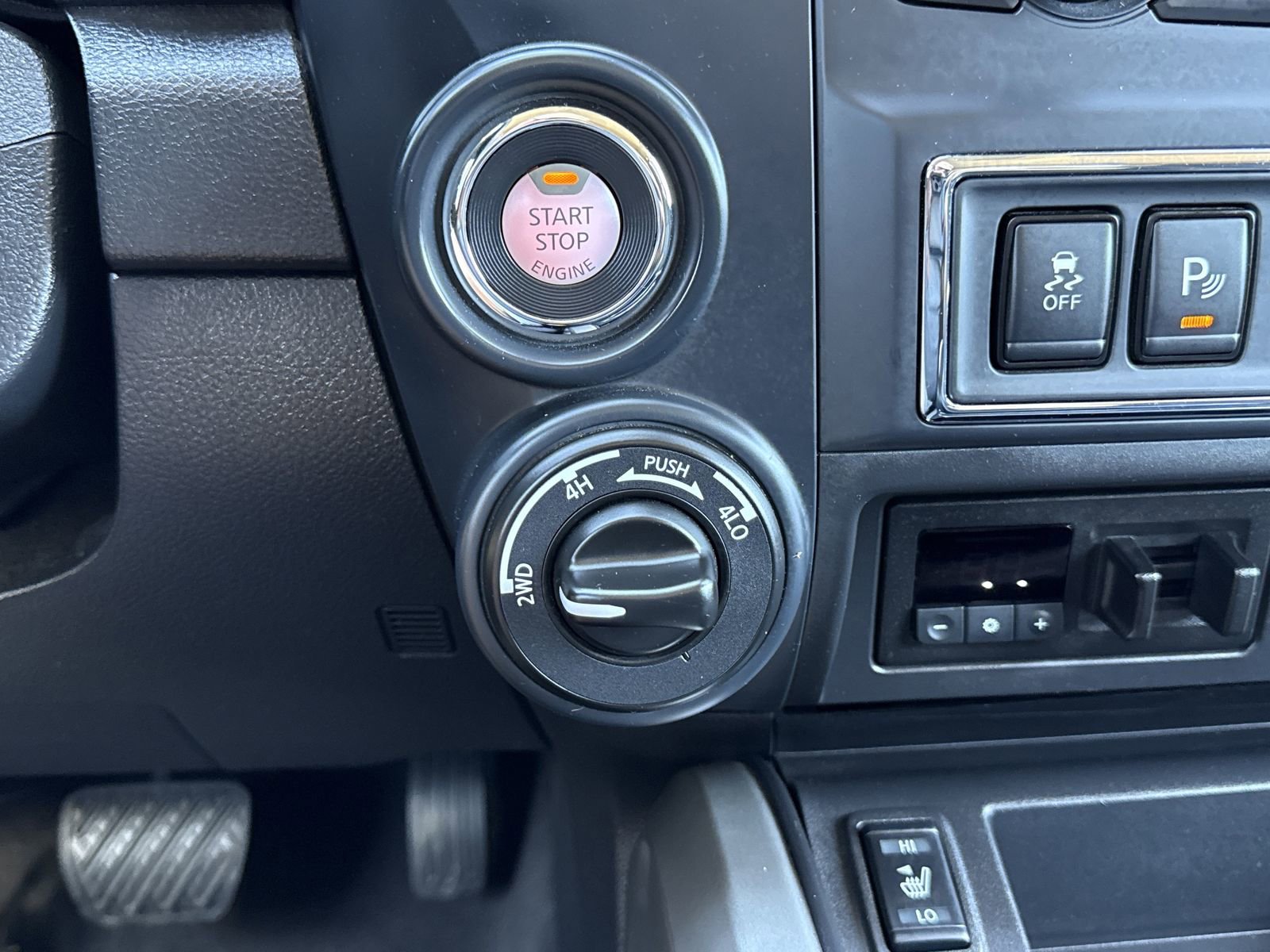 Used 2024 Nissan Titan SV w/ SV Convenience Package AWD/4WD image 25