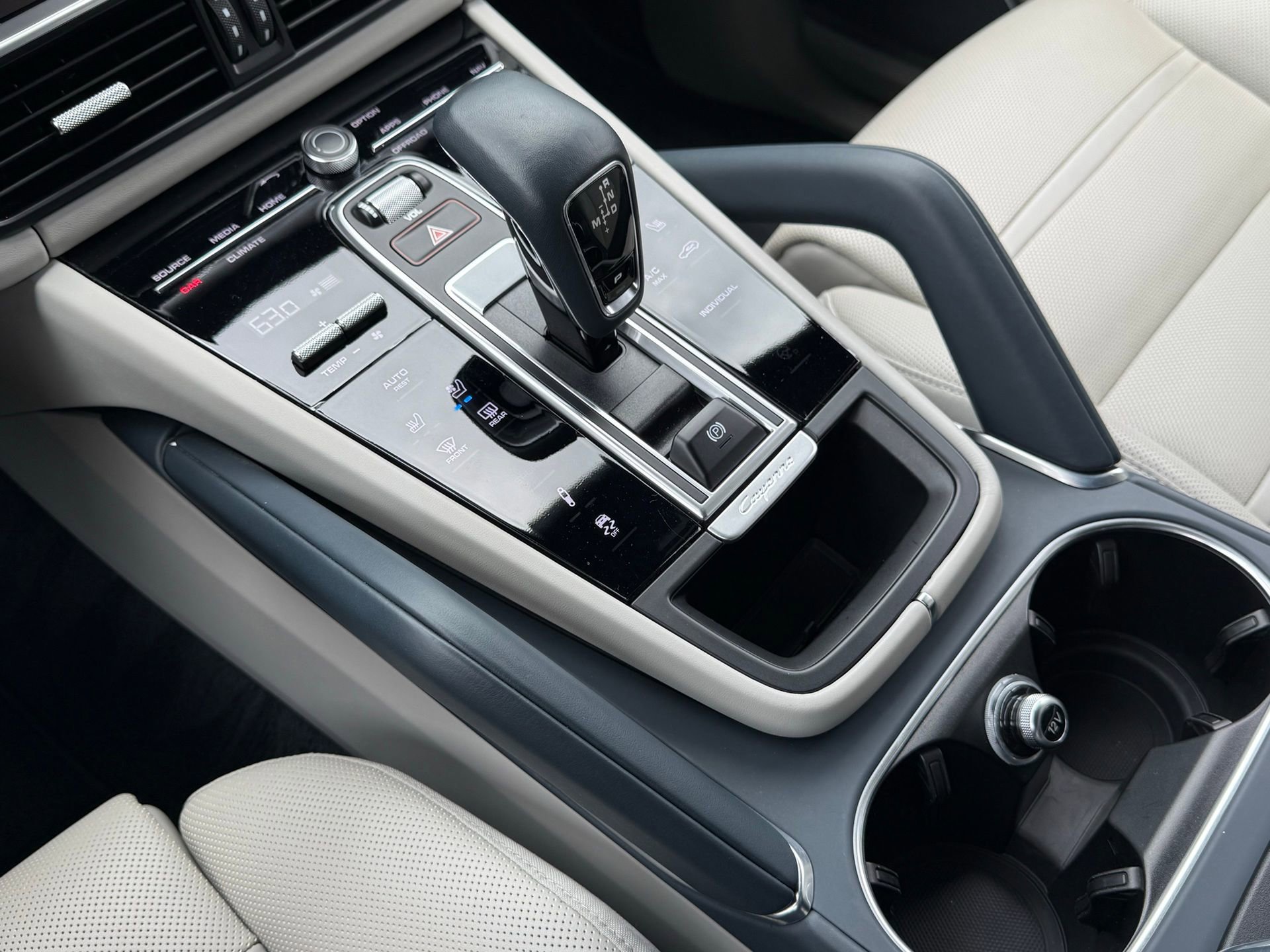 Certified 2022 Porsche Cayenne Turbo S AWD/4WD image 23