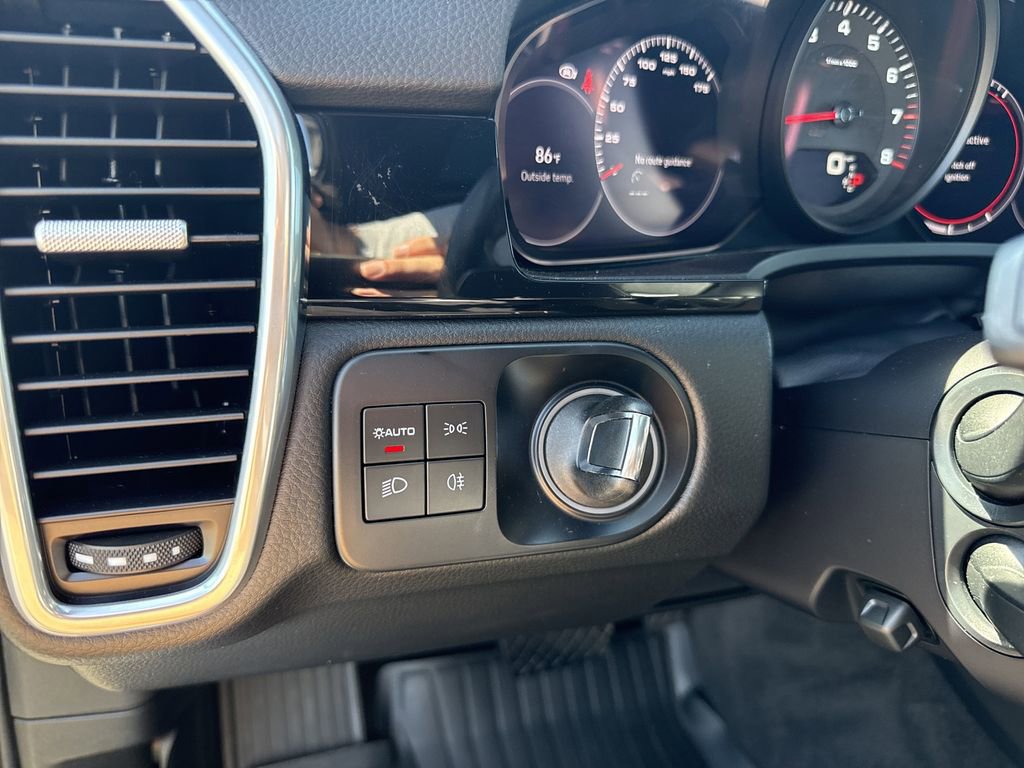 Used 2022 Porsche Cayenne Platinum Edition image 17