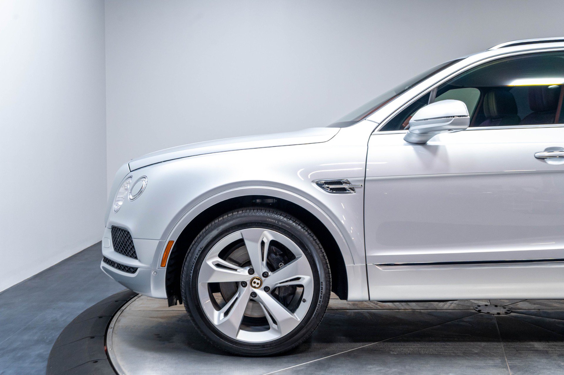 Used 2020 Bentley Bentayga AWD/4WD image 48
