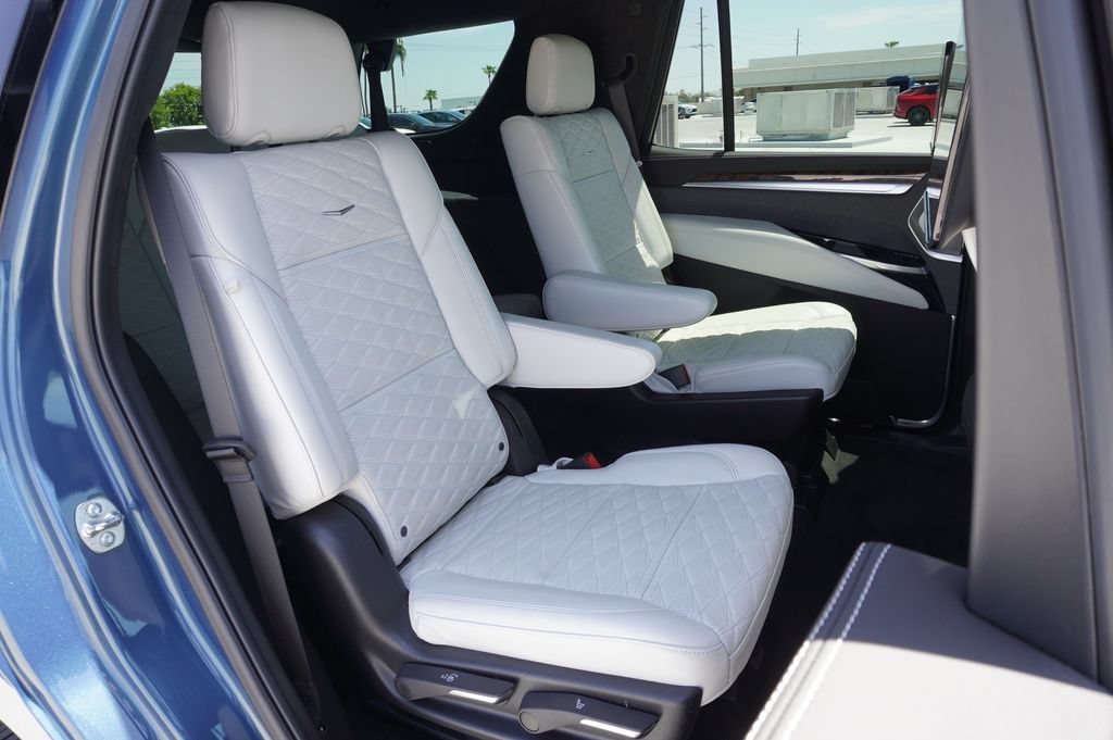 Certified 2026 Cadillac Escalade Platinum Sport w/ LPO, ONYX Package AWD/4WD image 9