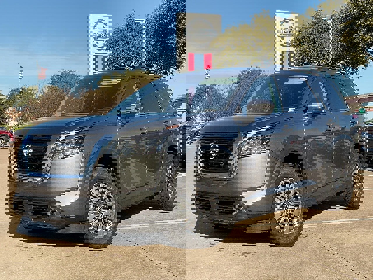 Used 2024 Nissan Pathfinder SV image 2