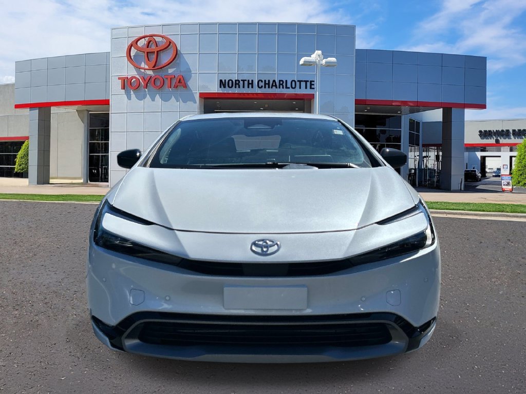 Used 2025 Toyota Prius XLE FWD image 3