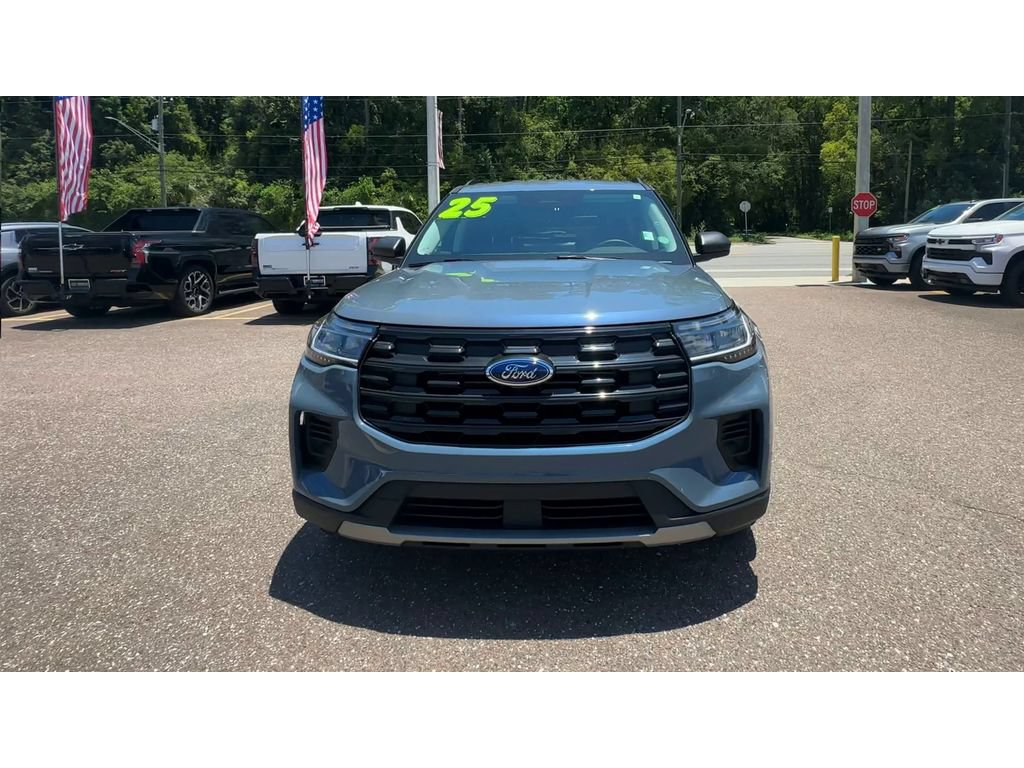 Used 2025 Ford Explorer Active RWD image 3