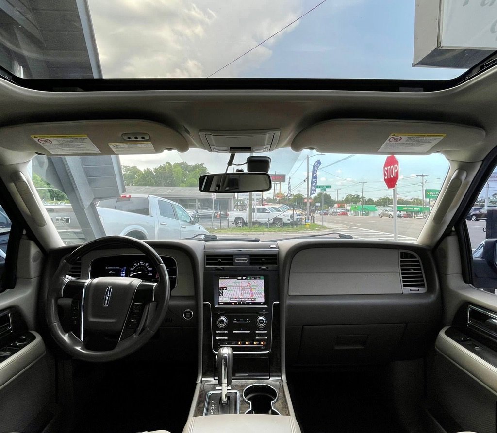Used 2015 Lincoln Navigator 2WD image 28