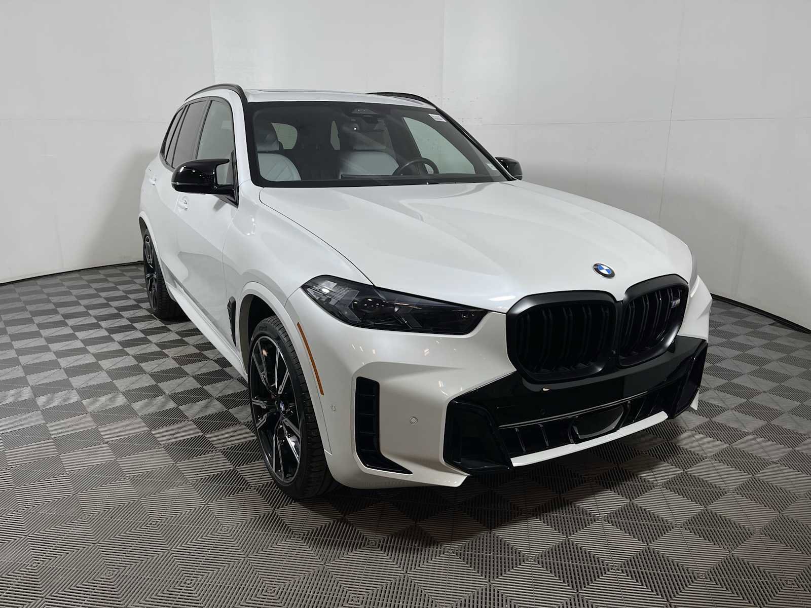 Used 2025 BMW X5 M60i w/ Executive Package image 2