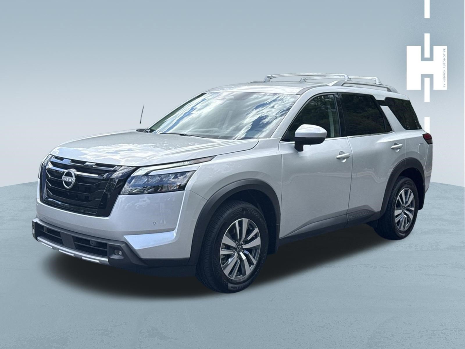Used 2025 Nissan Pathfinder SL w/ Black Appearance Package FWD image 3