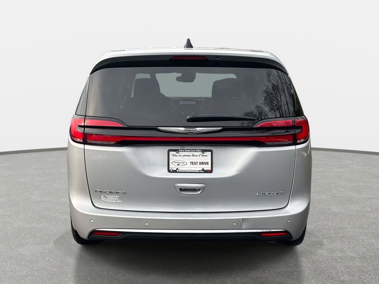 Used 2024 Chrysler Pacifica Limited image 6