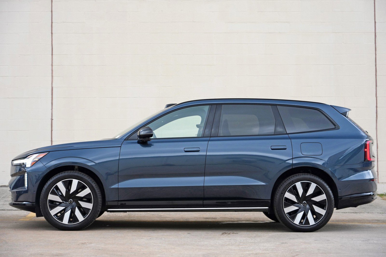 Used 2025 Volvo EX90 Ultra AWD/4WD image 10