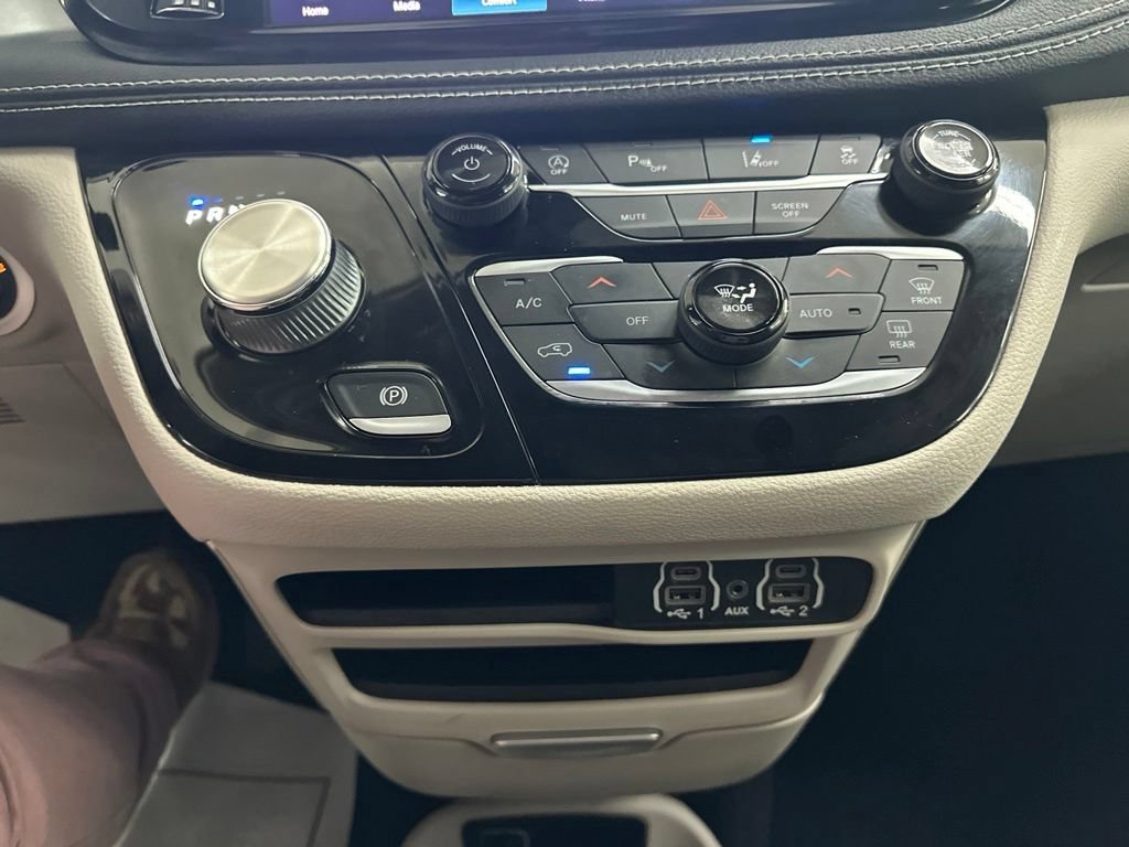 Used 2023 Chrysler Pacifica Touring-L AWD/4WD image 44