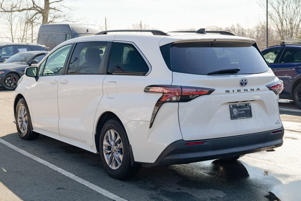Used 2022 Toyota Sienna LE w/ LE Plus Package image 5
