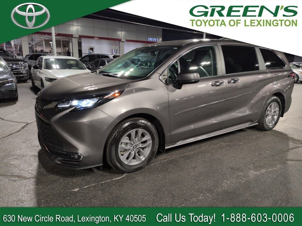 Used 2024 Toyota Sienna XLE image 1