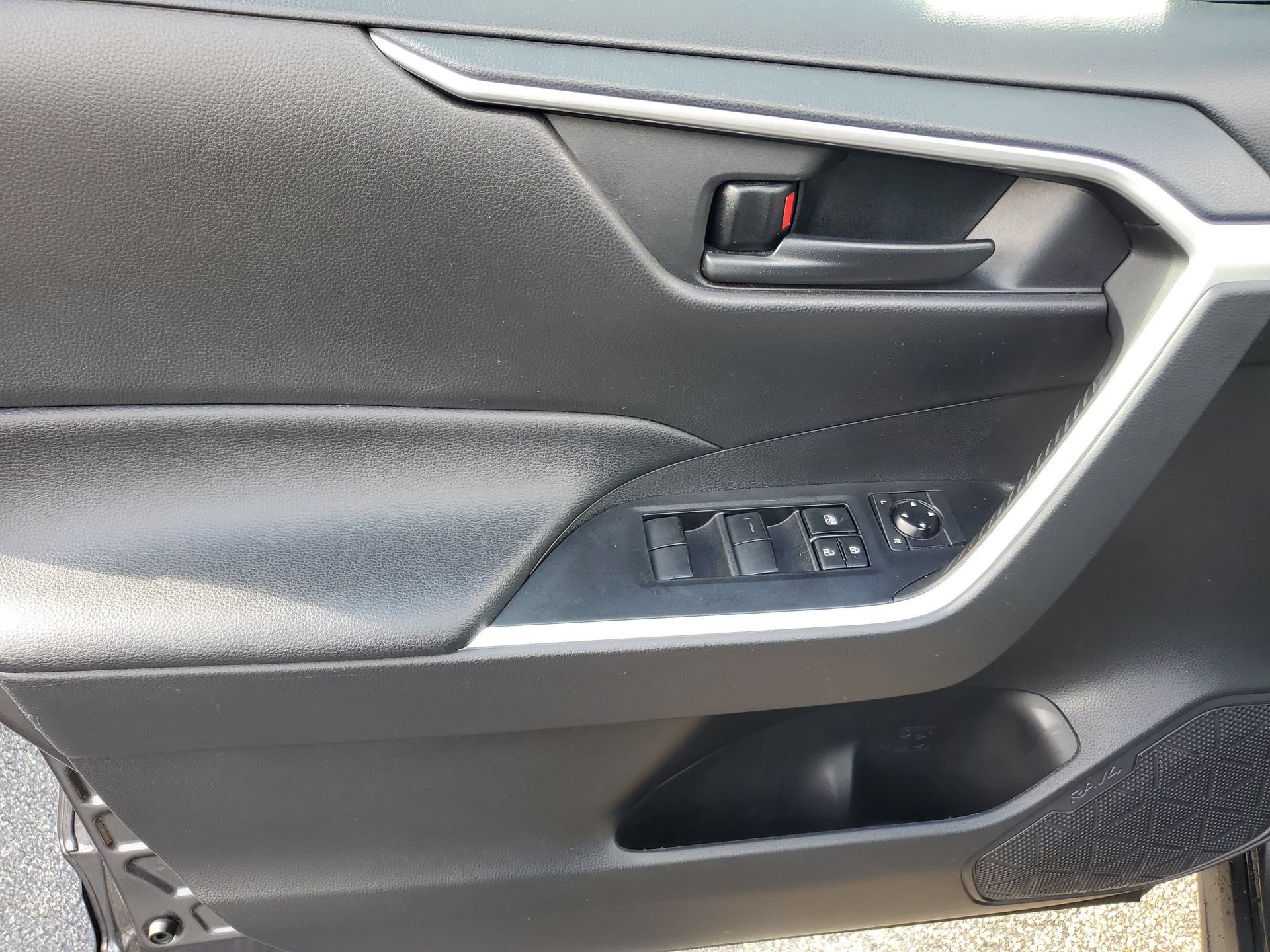 Used 2022 Toyota RAV4 LE FWD image 16