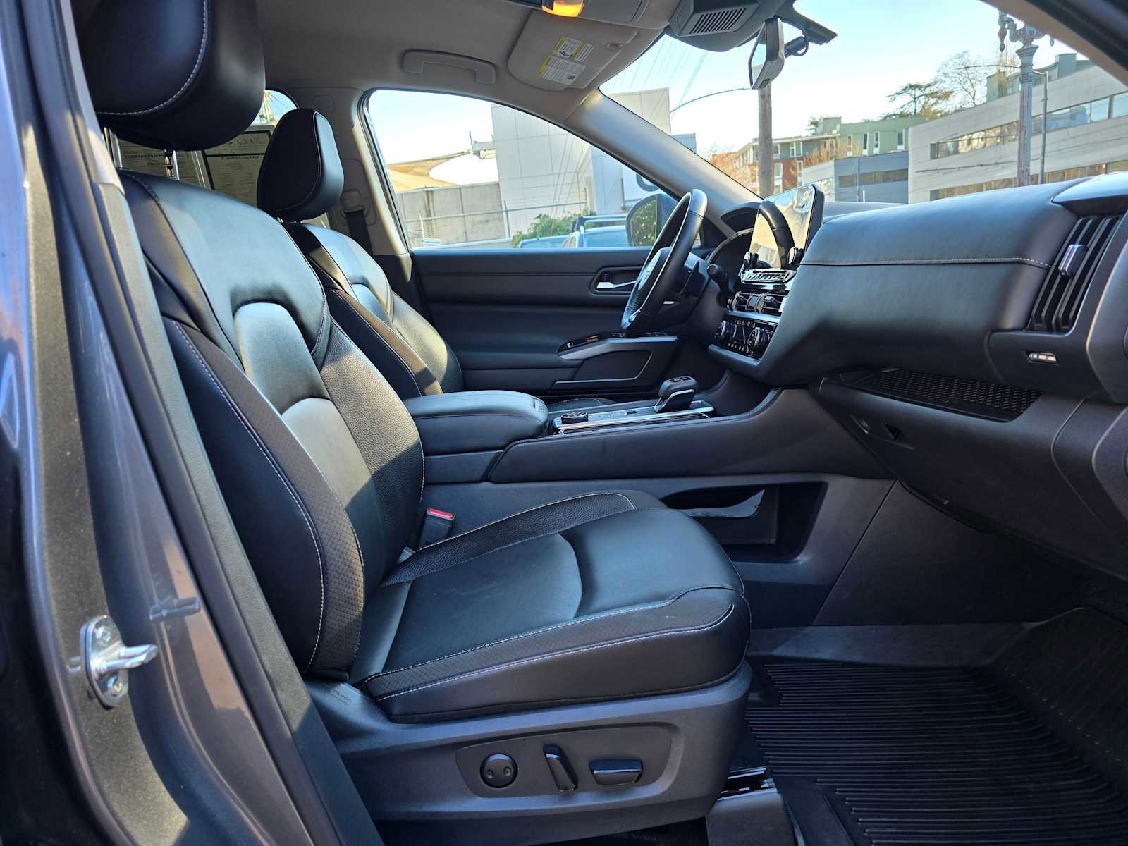 Used 2024 Nissan Pathfinder SL w/ Black Appearance Package image 10