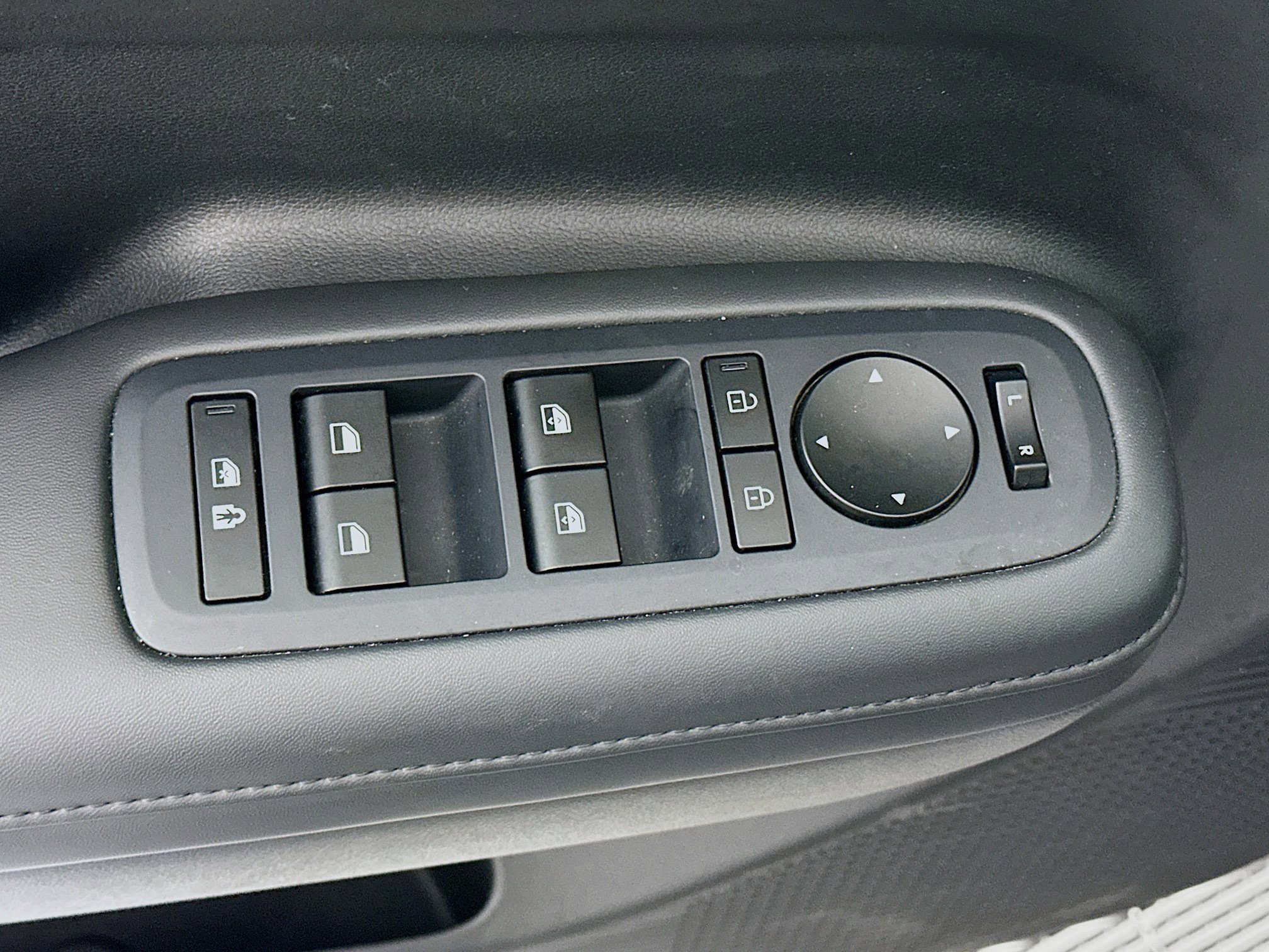 Used 2025 Hyundai Santa Fe SEL FWD image 15