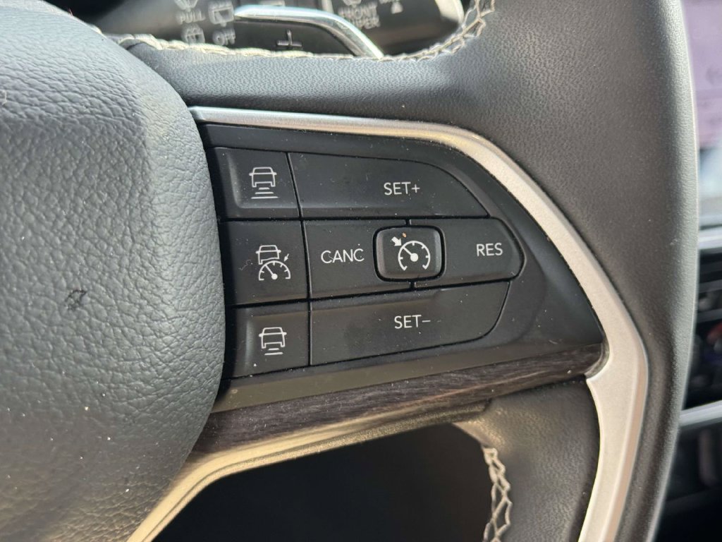 Used 2023 Jeep Grand Cherokee L Limited AWD/4WD image 21