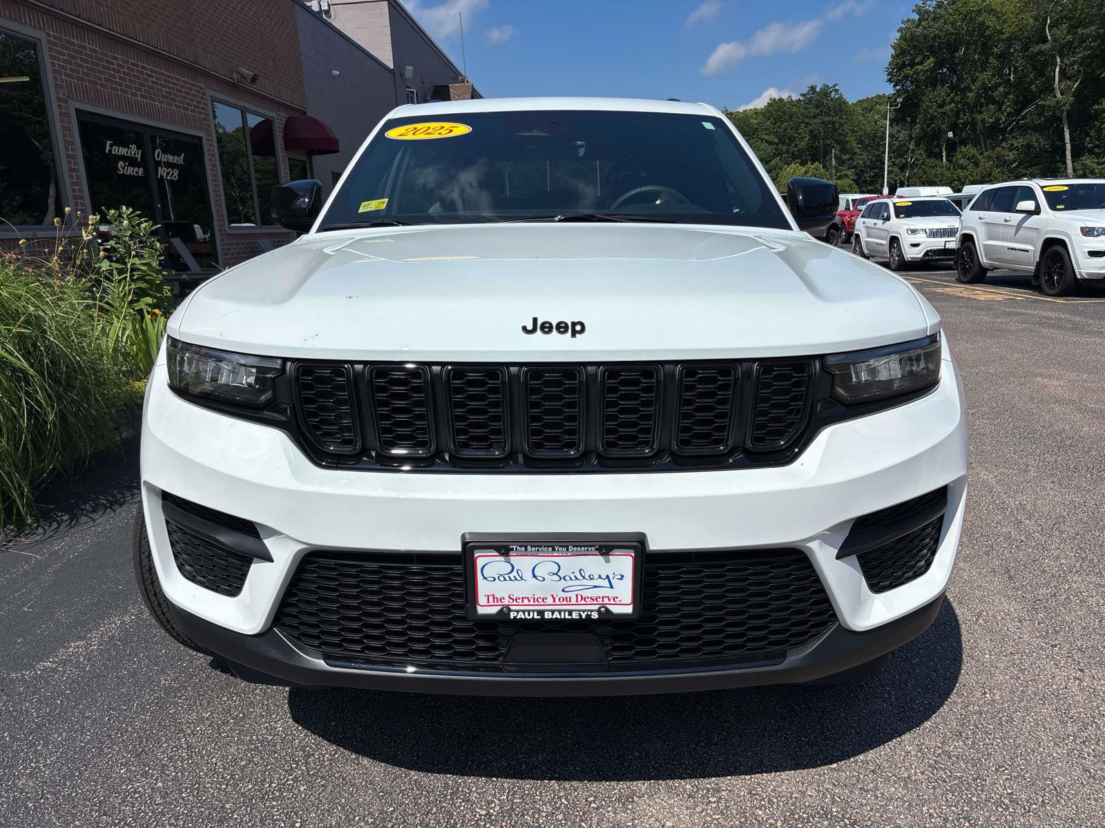 Used 2025 Jeep Grand Cherokee Altitude AWD/4WD image 2