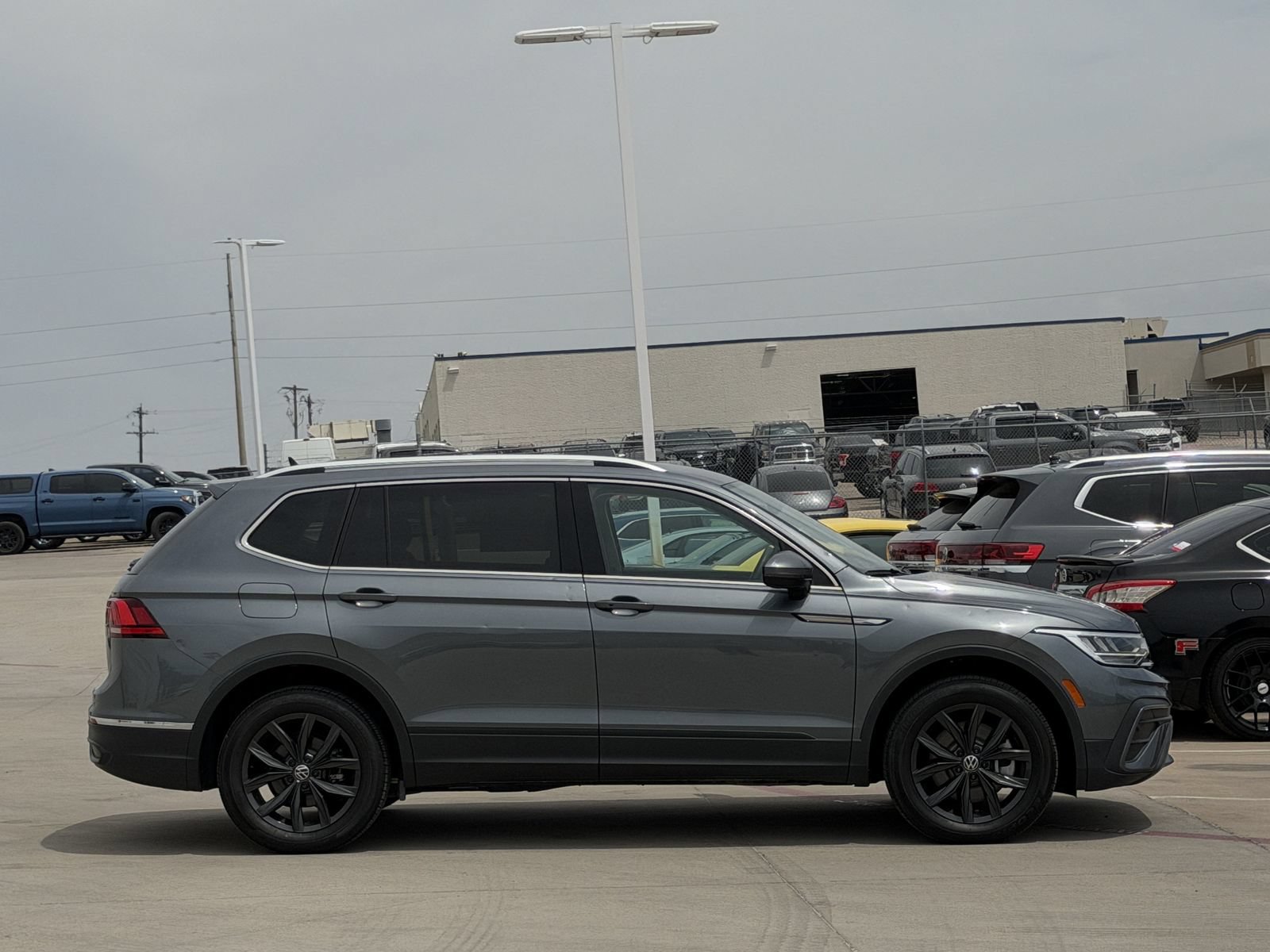 Used 2024 Volkswagen Tiguan SE FWD image 3