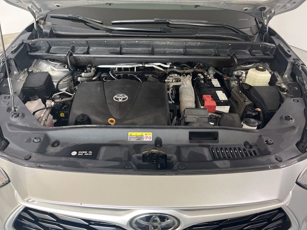 Used 2022 Toyota Highlander XLE AWD/4WD image 9