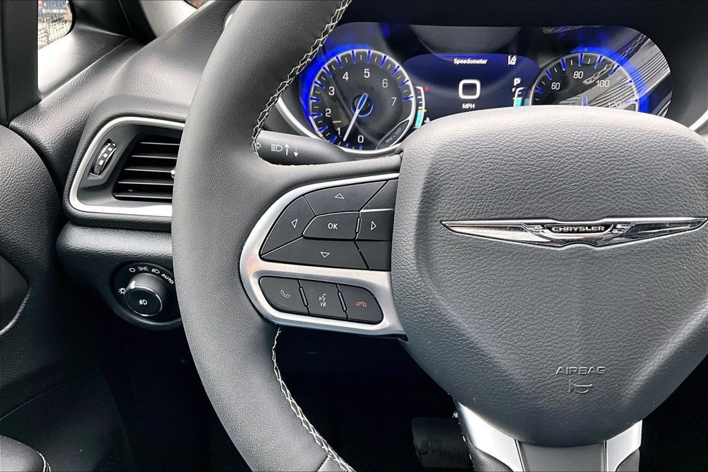 Used 2026 Chrysler Pacifica Select FWD image 6