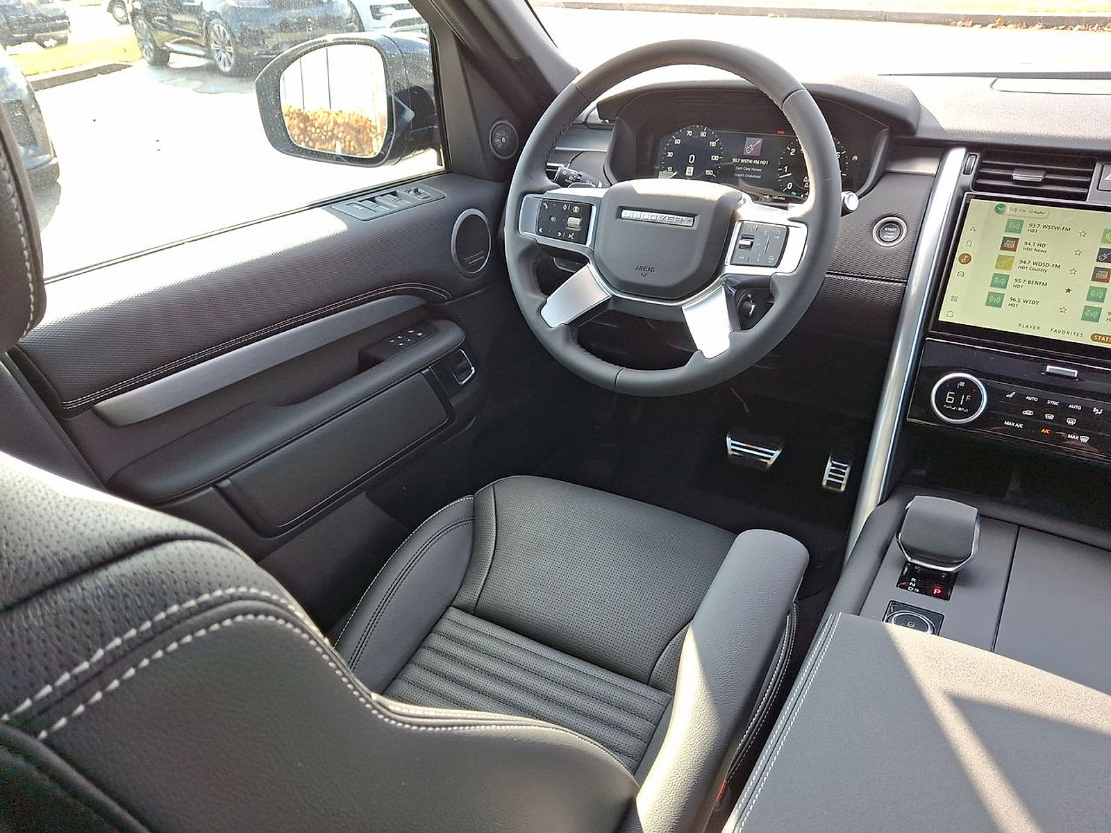 Used 2024 Land Rover Discovery Dynamic SE AWD/4WD image 15