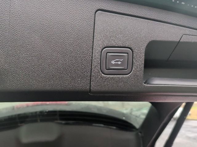 Used 2024 Cadillac XT4 Premium Luxury image 12