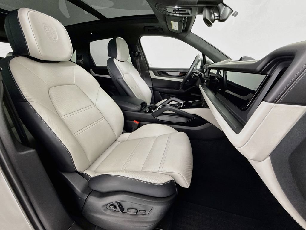 Certified 2025 Porsche Cayenne GTS AWD/4WD image 30
