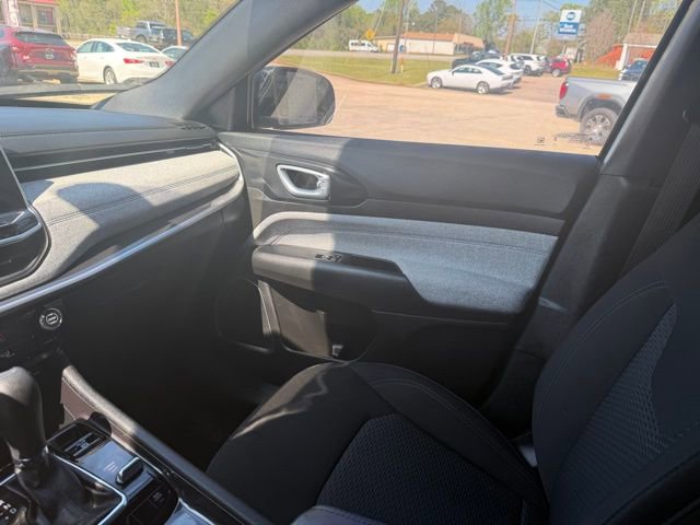 Used 2025 Jeep Compass Sport image 29