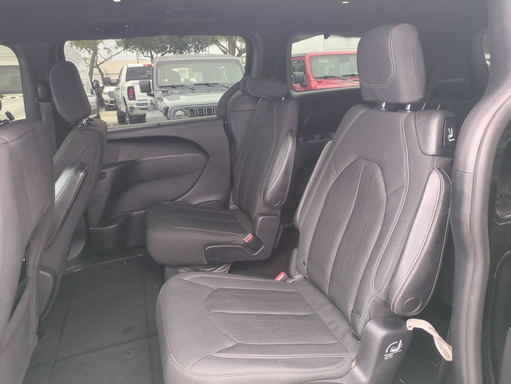 Used 2020 Chrysler Pacifica Touring w/ Advanced Safetytec Group FWD image 16