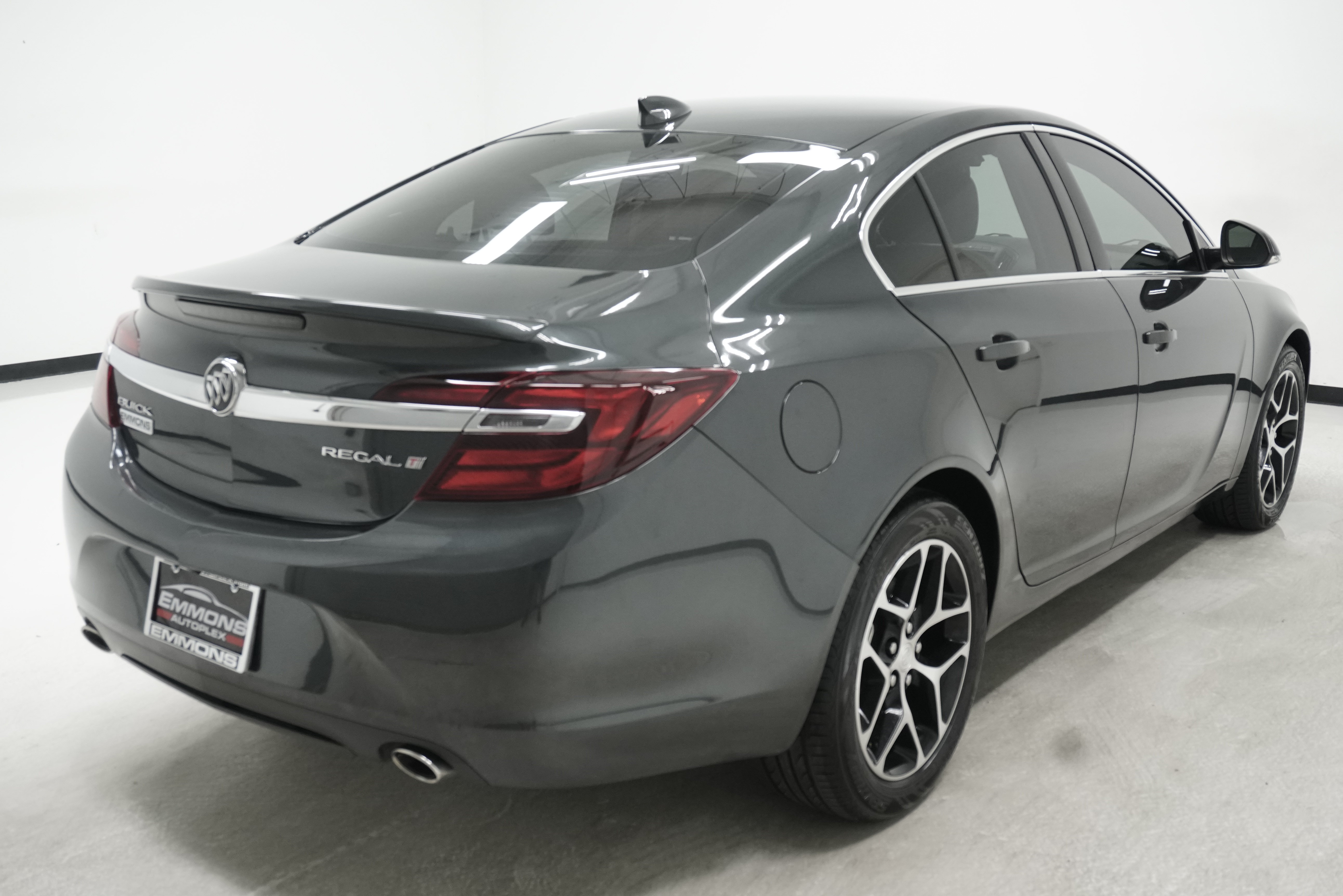 Used 2017 Buick Regal Sport Touring FWD image 3