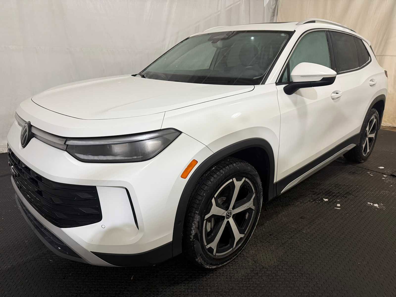 Certified 2025 Volkswagen Tiguan SE w/ Panoramic Sunroof Package image 1