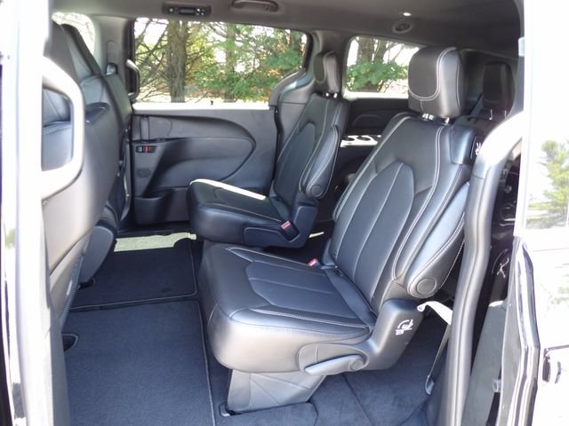 New 2027 Chrysler Pacifica Select FWD image 10